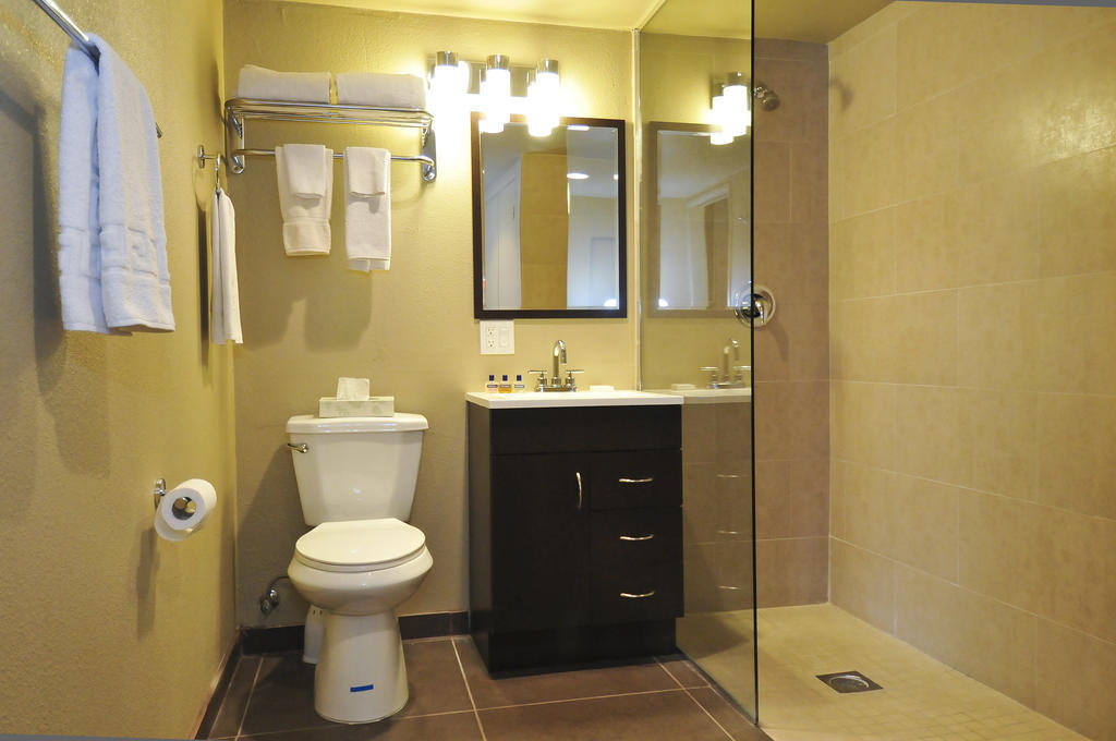 Bearfoot Inn - Clothing Optional Hotel For Gay Men Palm Springs Room photo