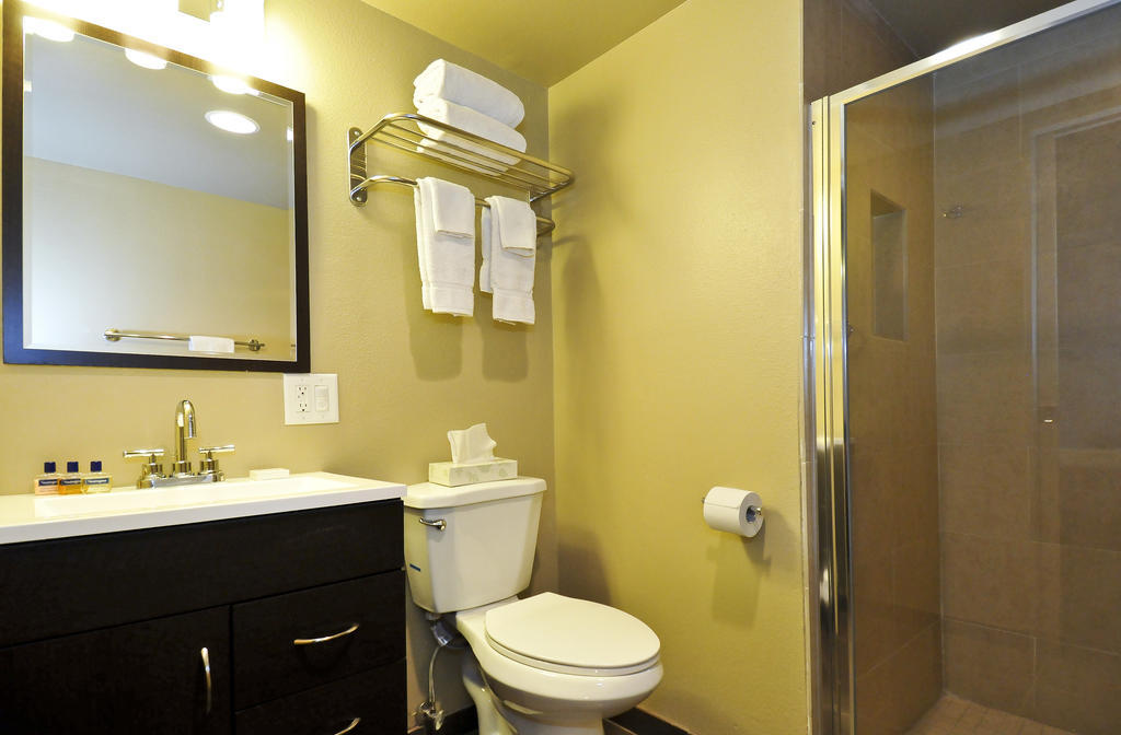 Bearfoot Inn - Clothing Optional Hotel For Gay Men Palm Springs Room photo