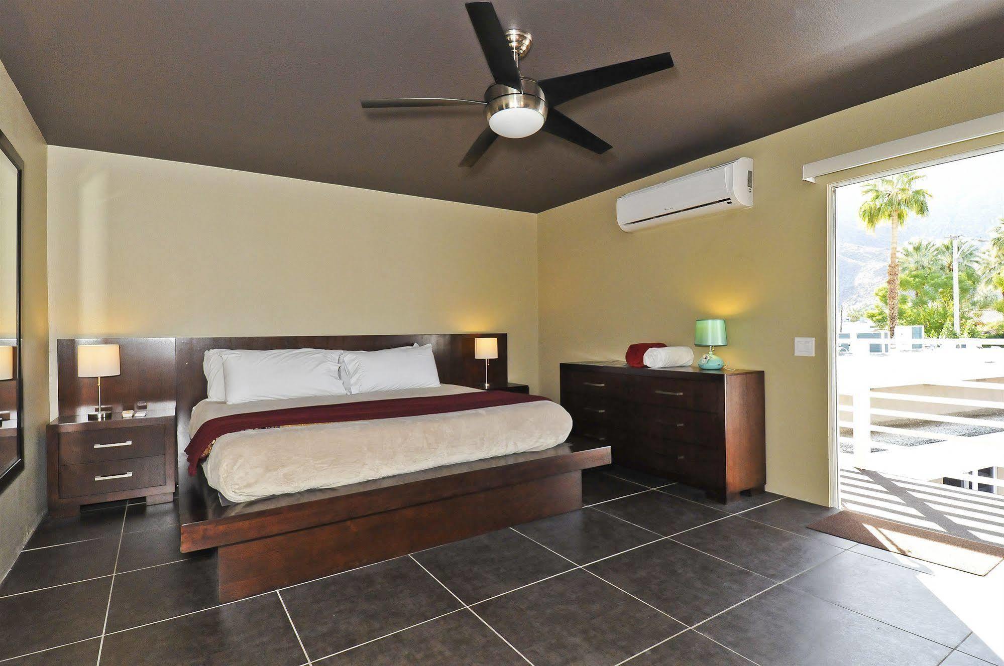 Bearfoot Inn - Clothing Optional Hotel For Gay Men Palm Springs Exterior photo