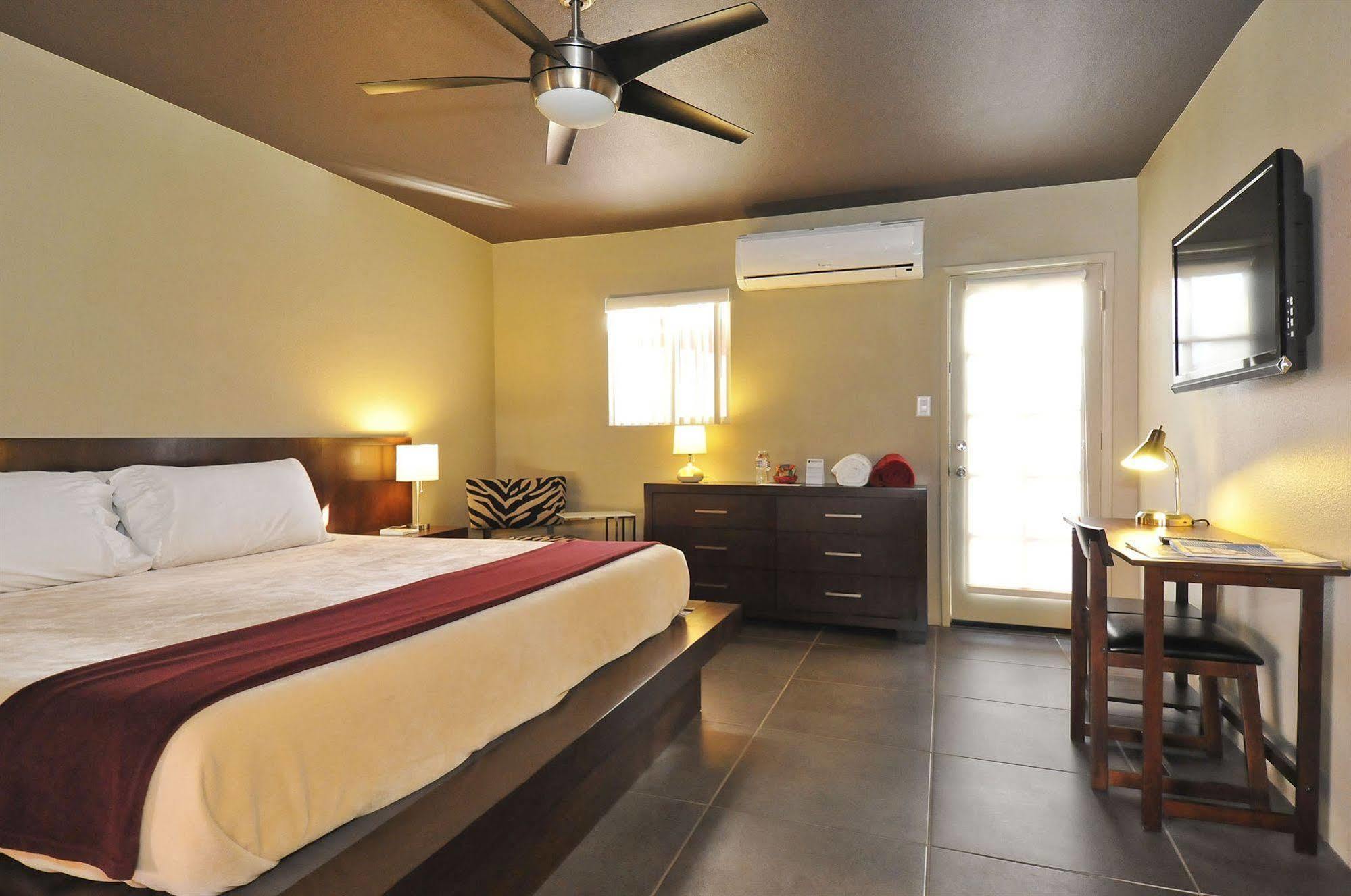 Bearfoot Inn - Clothing Optional Hotel For Gay Men Palm Springs Exterior photo