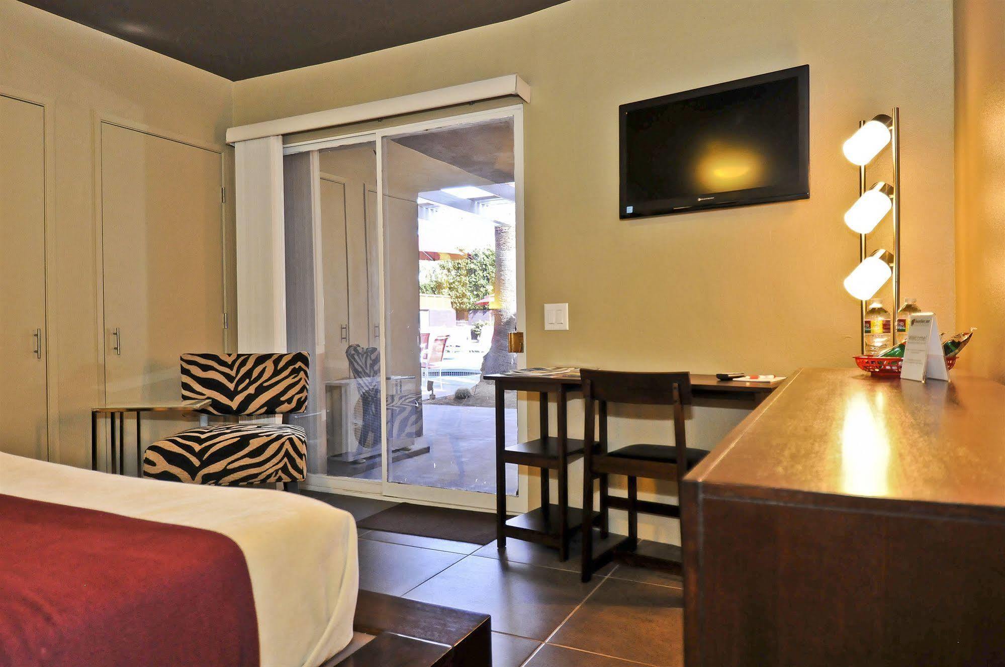 Bearfoot Inn - Clothing Optional Hotel For Gay Men Palm Springs Exterior photo
