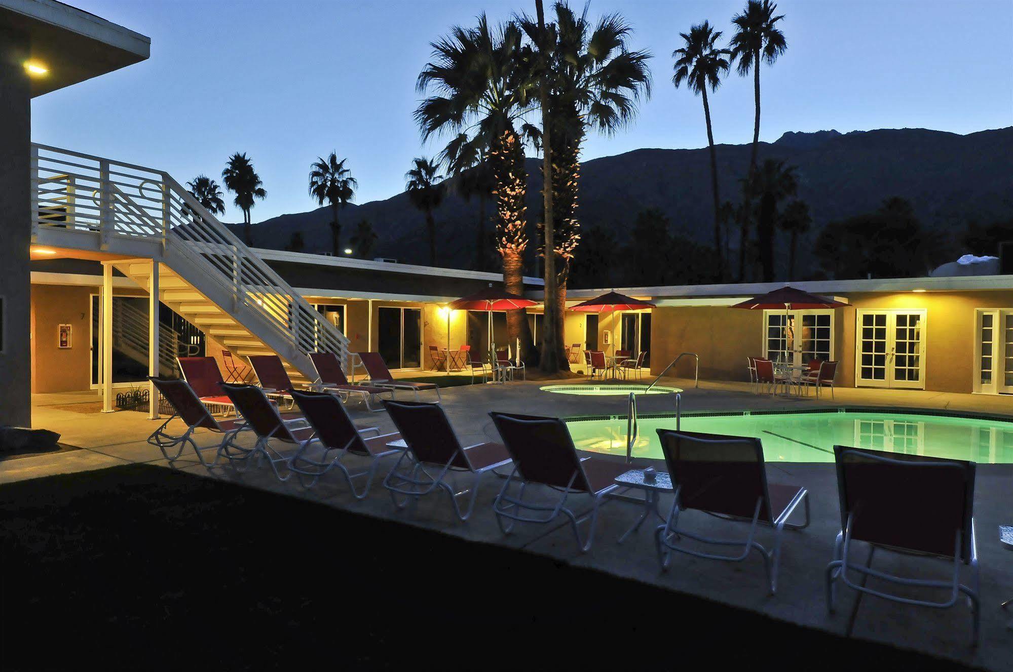Bearfoot Inn - Clothing Optional Hotel For Gay Men Palm Springs Exterior photo